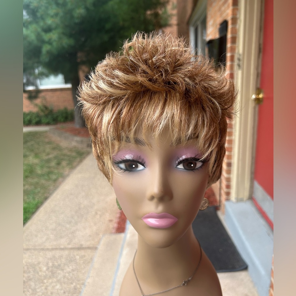 Short blond synthetic wig